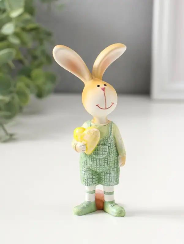 Сувенир полистоун "Зайчик в зеленый комбинезоне, с жёлтым сердцем" 13 см