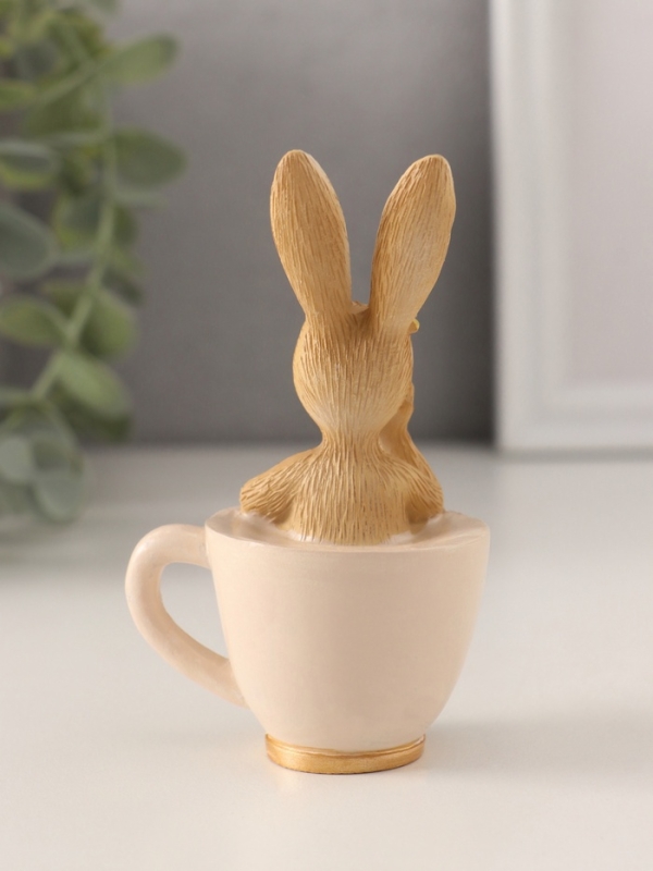 Сувенир полистоун  Сувенир полистоун "Кролик в чашечке с тюльпанами" 6х4,5х10 см