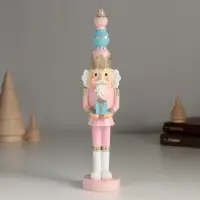 Фигурка полистоун &laquo;Щелкунчик в розовом мундире, с подарком&raquo;, 4.5&times;4.5&times;21 см