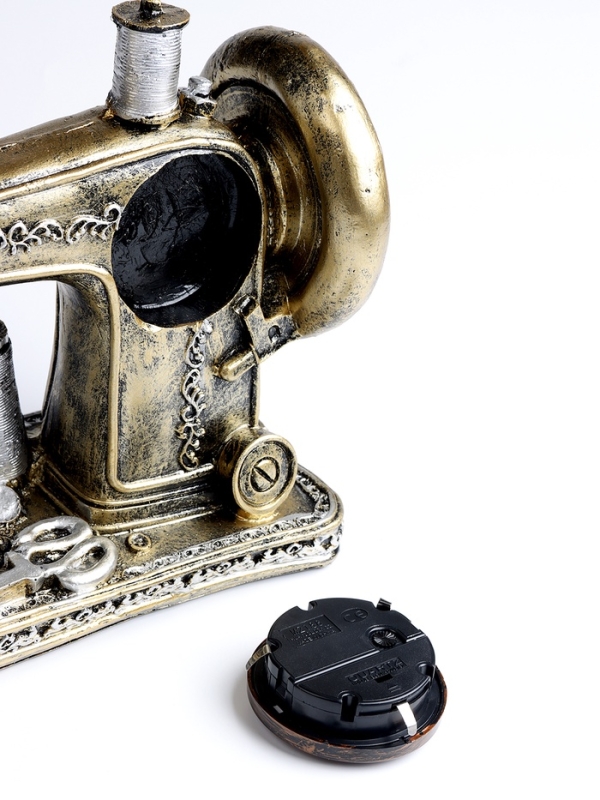 Часы настольные интерьерные, «Швейная машинка», на батарейках, 23.5×10.5×20 см, d-5.5 см Часы настольные интерьерные, «Швейная машинка», на батарейках, 23.5×10.5×20 см, d-5.5 см