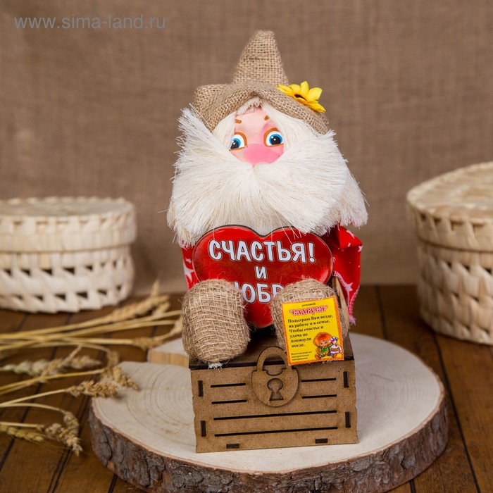 Оберег-домовой Оберег-домовой "Славуся в льняном колпаке, на сундуке с сердцем", средний, микс