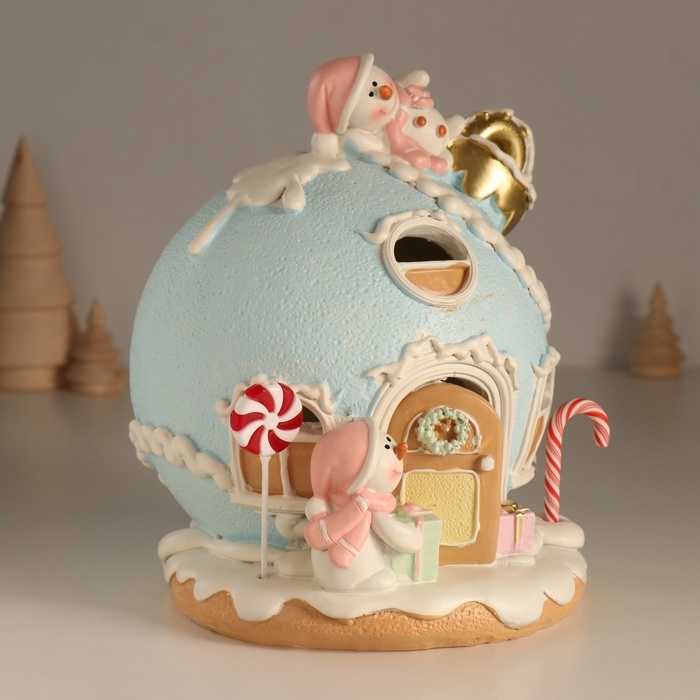 Сувенир полистоун свет Сувенир полистоун свет "Пряничный домик-елочный шар, со снеговиками" зефирный 17,5х16х18 см 103236