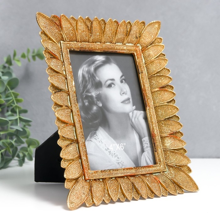 Фоторамка полистоун 10х15 см Фоторамка полистоун 10х15 см "Лепестки" золото 17,5х22 см