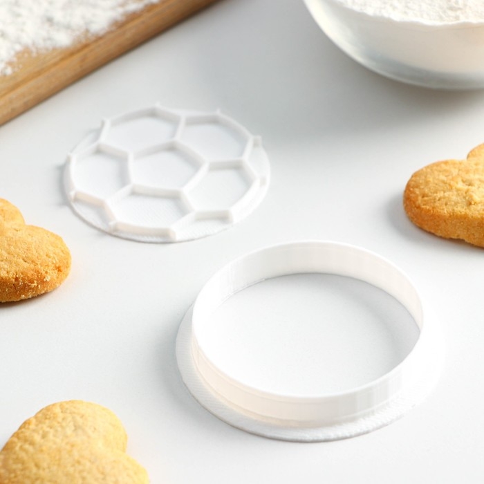 Форма для печенья «Футбольный мяч», вырубка, штамп, d=6 см, цвет белый Форма для печенья «Футбольный мяч», вырубка, штамп, d=6 см, цвет белый