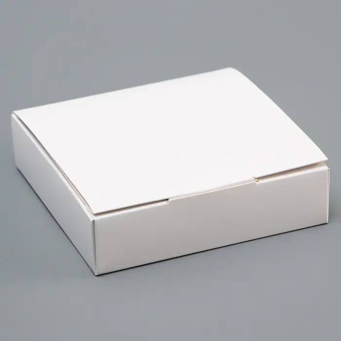 Коробка для 9 конфет, белая с откидной крышкой, 13.7&times;13.7&times;3.5 см