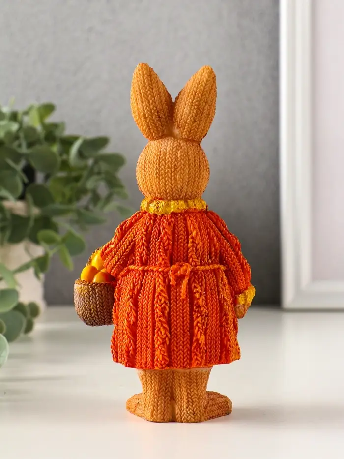 Сувенир полистоун "Зайка в вязанном платье с корзиной яиц" 5,5х8,2х16 см Сувенир полистоун "Зайка в вязанном платье с корзиной яиц" 5,5х8,2х16 см