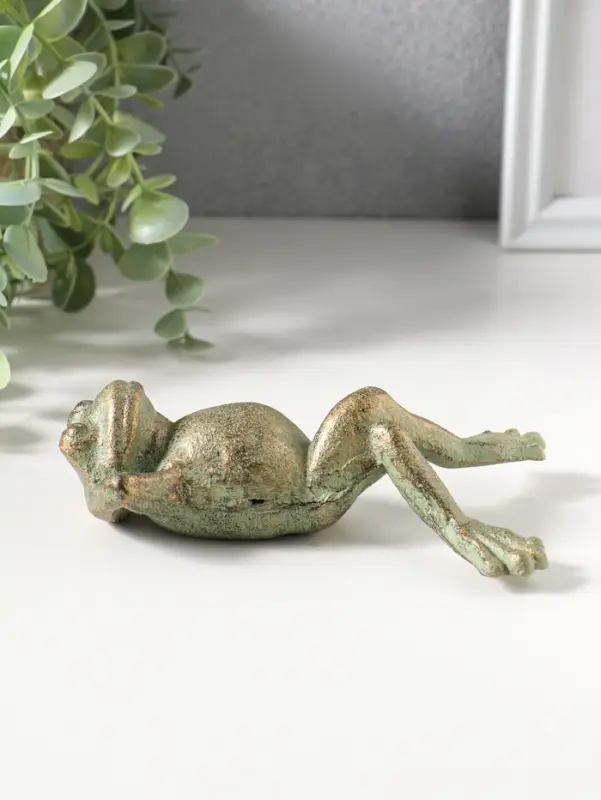Фигурка чугун &laquo;Лягуха на отдыхе&raquo;, зелёная патина, 14.5&times;8,,8&times;4 см