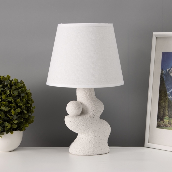 Настольная лампа с абажуром RISALUX «Гряда», 1×40 Вт, Е27, белый, фигурное основание, 20×20×32 см Настольная лампа с абажуром RISALUX «Гряда», 1×40 Вт, Е27, белый, фигурное основание, 20×20×32 см