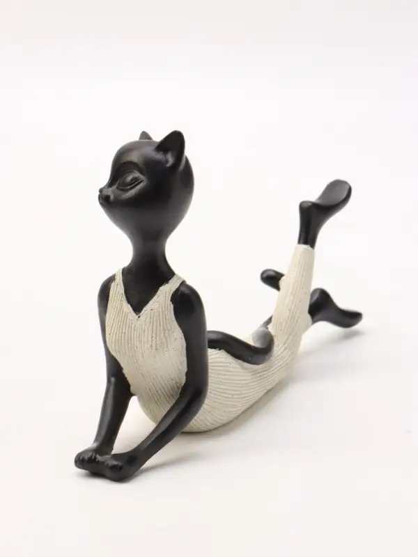 Сувенир полистоун &laquo;Кошка в комбинезоне&raquo;, 22&times;4.5&times;13 см, песочно-чёрный