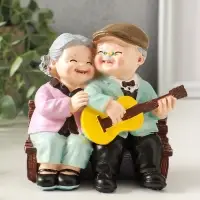 Сувенир полистоун "Дедуля играет на гитаре для бабули" 12х9х12 см