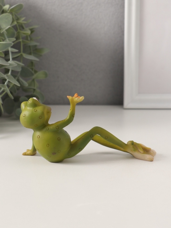 Сувенир полистоун Сувенир полистоун "Лягушонок - смотри, что у меня есть" 15,5х6х7 см