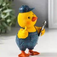 Сувенир полистоун лак "Жёлтый утёнок - мастер на все руки" 7,5х6,5х12 см