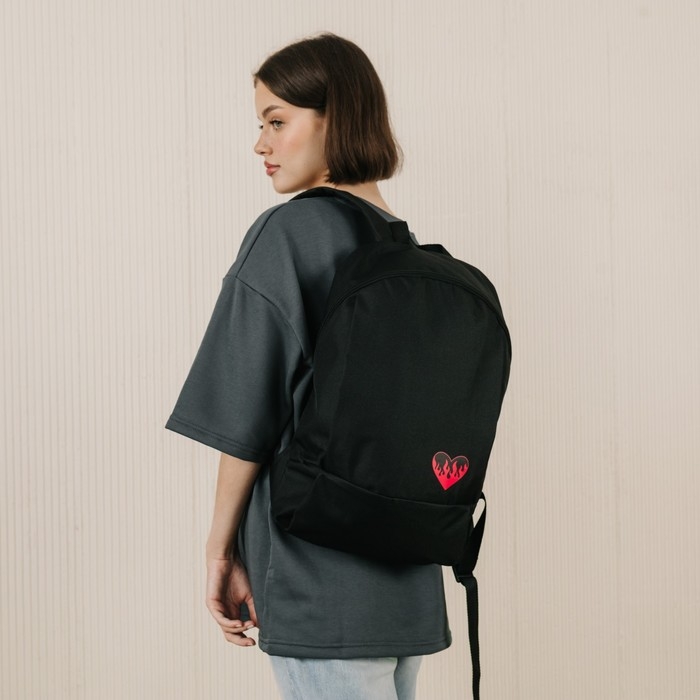 Рюкзак школьный текстильный «Сердце», 46х30х10 см, вертикальный карман, цвет чёрный