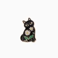 Значок &laquo;Кошка&raquo;, с ромашками, чёрный в золоте