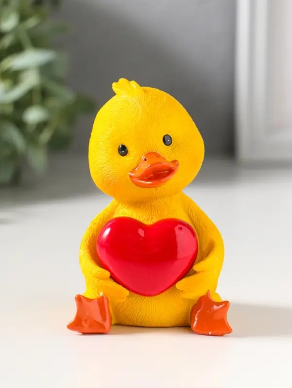 Сувенир полистоун лак "Жёлтый утёнок с красным сердцем" 6,5х6,2х9,5 см