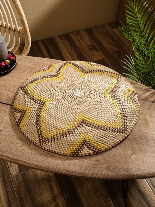 Тарелка декоративная плетеная ротанг "Цветок", 50х50х5 см, чёрно-жёлтый