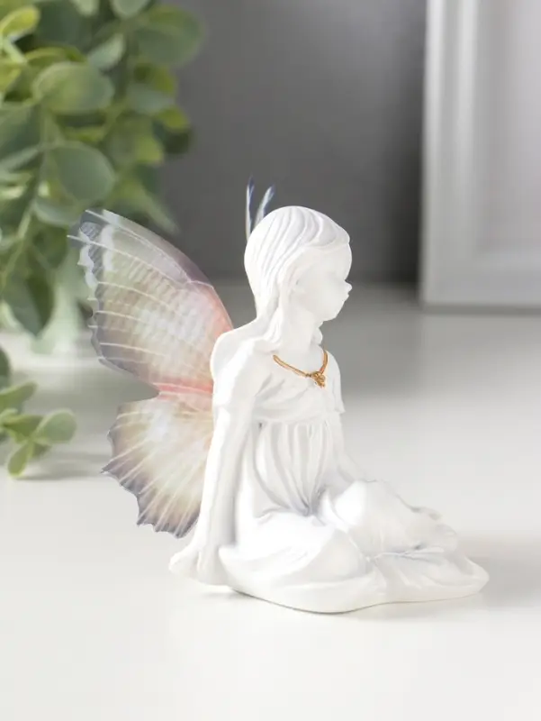 Сувенир полистоун "Девочка-бабочка с золотым кулоном" белый 5,5х8х9 см