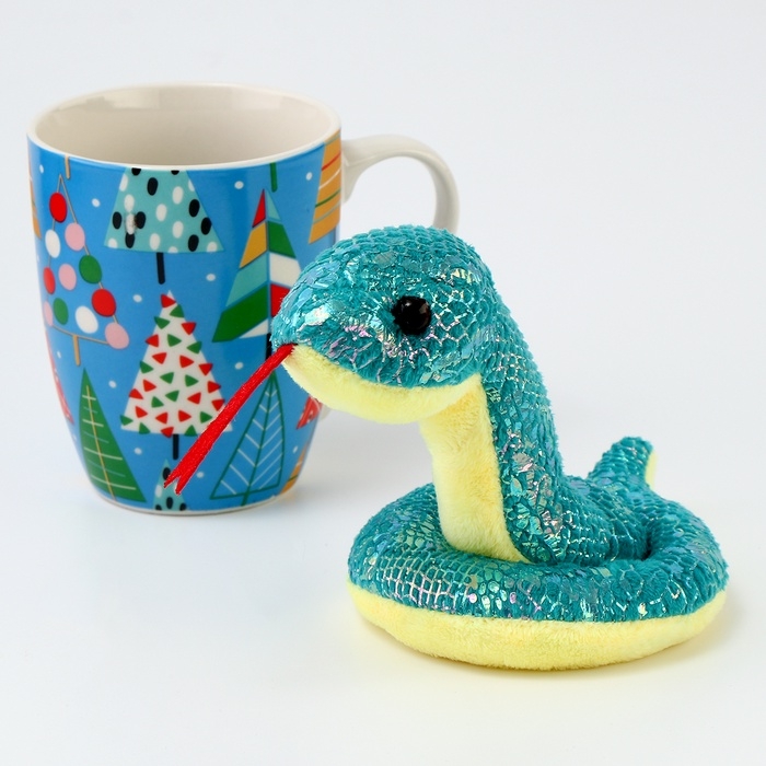 Новогодний подарочный набор «Волшебных мгновений»: мягкая игрушка змея и кружка Новогодний подарочный набор «Волшебных мгновений»: мягкая игрушка змея и кружка