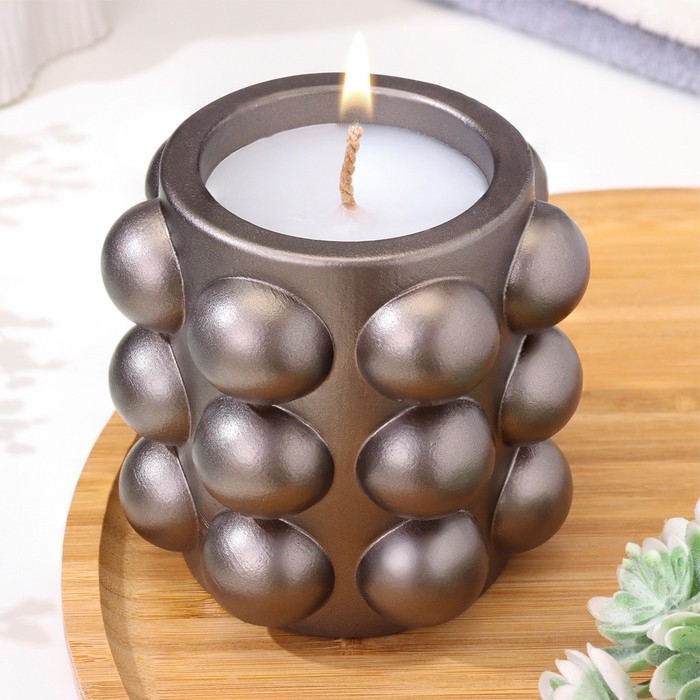 Свеча в подсвечнике из гипса с шарообразными гранями, 10х10см, серо-коричневый Свеча в подсвечнике из гипса с шарообразными гранями, 10х10см, серо-коричневый
