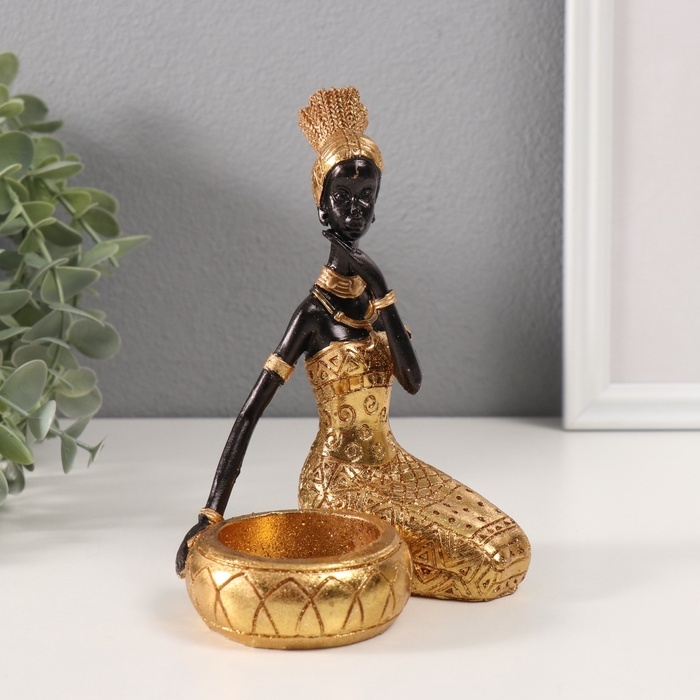 Сувенир полистоун подсвечник  Сувенир полистоун подсвечник "Африканка Рудо в золотом платье у чаши" d=4 см 10х12х15 см