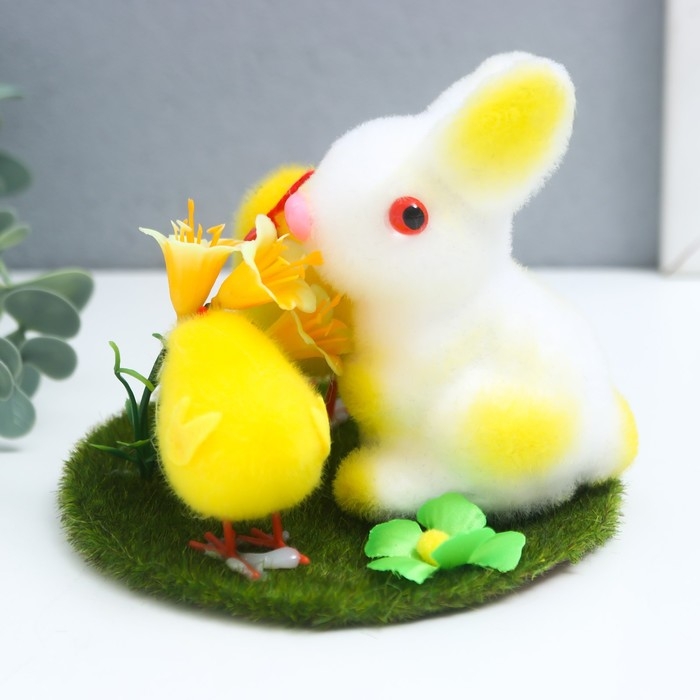 Сувенир пасхальный Сувенир пасхальный "Кролик и два цыплёнка на травке с цветком" 12х12х10,5 см