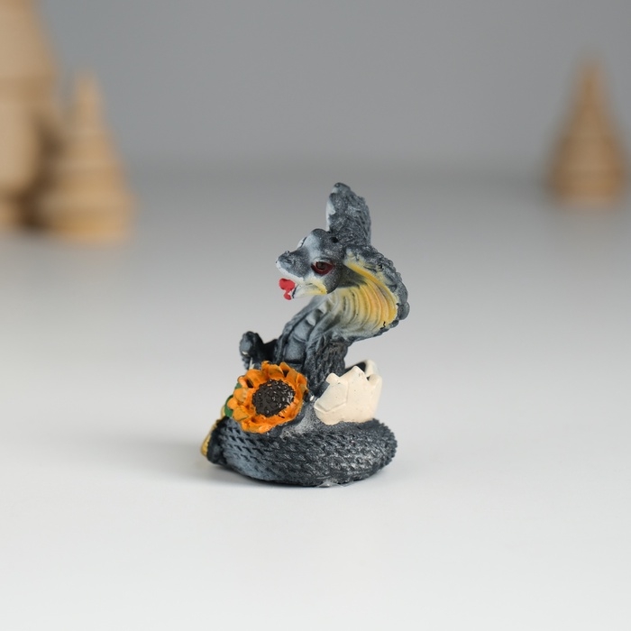 Сувенир полистоун Сувенир полистоун "Змейка тёмная с подсолнухом" МИКС 7х3х4,3 см