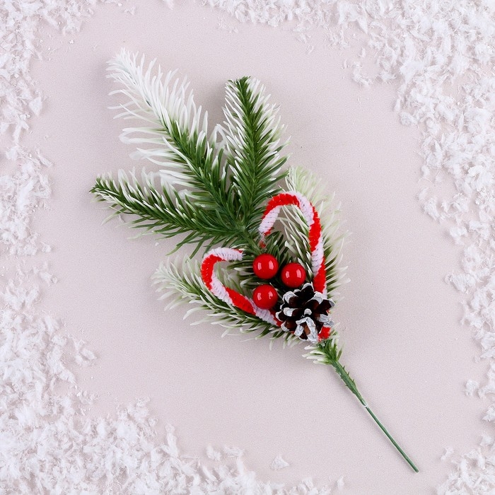 Новогодняя композиция &laquo;Белые кисточки с шишкой&raquo;