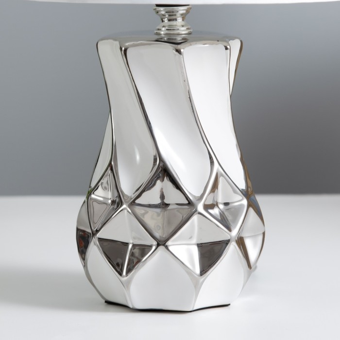 Настольная лампа Настольная лампа "Эльга" Е14 40Вт бело-серебристый 20х20х34см RISALUX