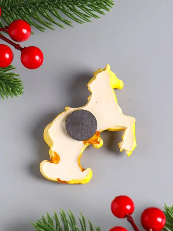 Магнит полистоун  "Конь с седлом на золотой волне" МИКС 4,5х8,3 см