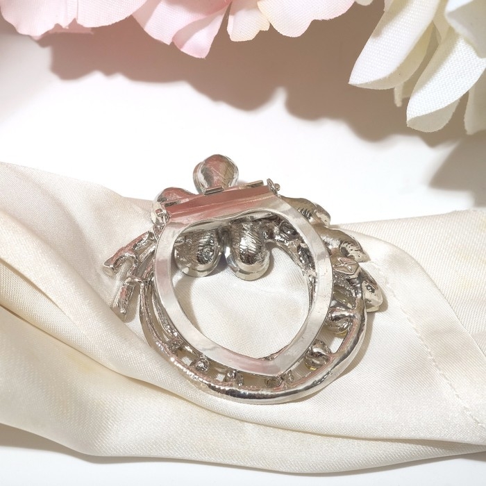 Зажим для платка «Цветок», цвет бело-синий в сером металле