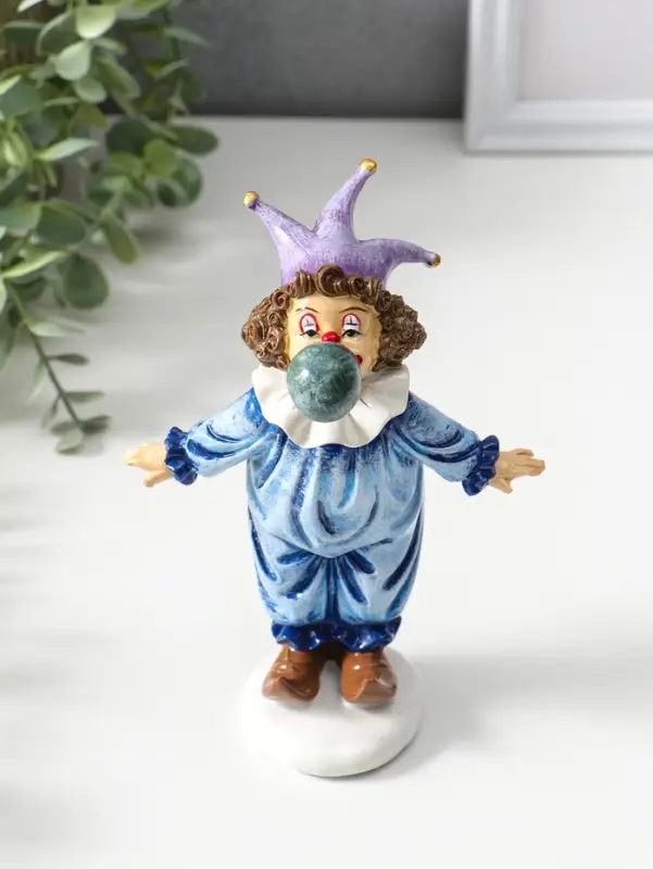 Сувенир полистоун "Клоун надувает шарик" сине-фиолетовый 16,5 см