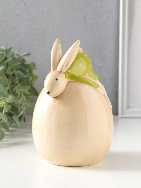 Сувенир керамика "Зайчик в зелёном костюме, лежит на яйце" 10,4х10х14,9 см