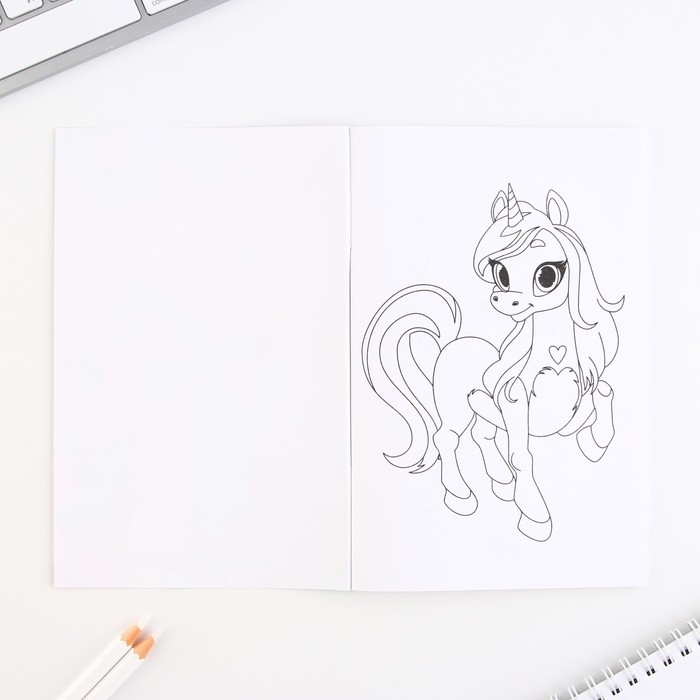 Подарочный набор Блокнот-раскраска, трафарет и восковые мелки «Волшебство внутри» Подарочный набор Блокнот-раскраска, трафарет и восковые мелки «Волшебство внутри»