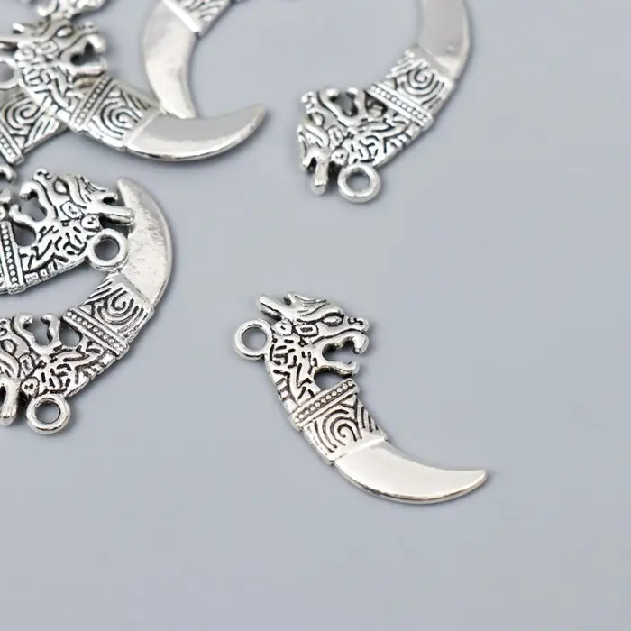 Металлический элемент, декоративная подвеска «Арт Узор. Клык дракона», серебро, 2.9×1.3 см