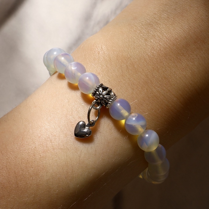 Браслет шар №8 с подвеской сердце «Лунный камень», 18 размер Браслет шар №8 с подвеской сердце «Лунный камень», 18 размер