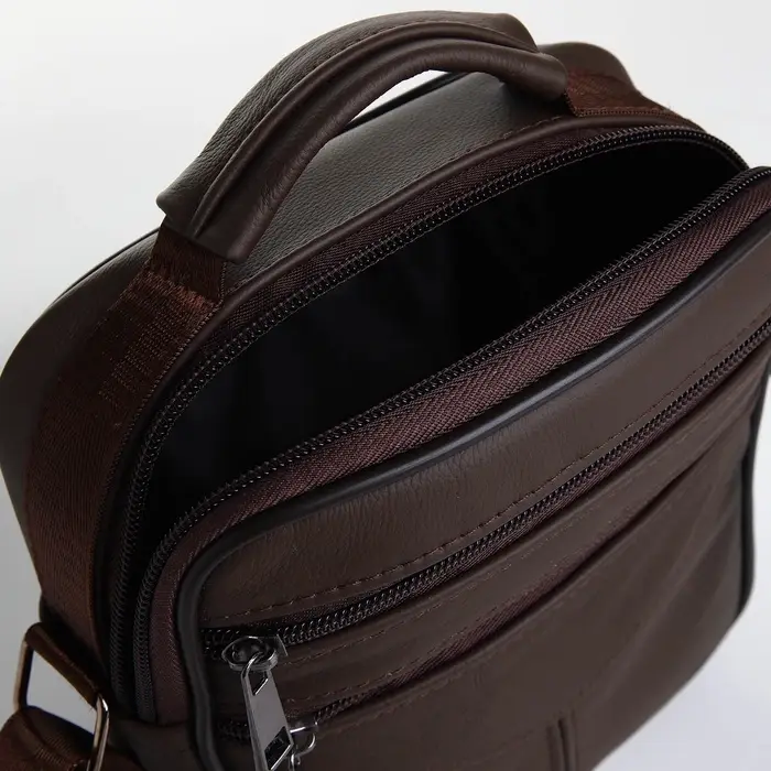 Сумка кросс-боди мужская на молнии, с ручкой, 3 наружных кармана, 17&times;5.5&times;20 см, коричневая