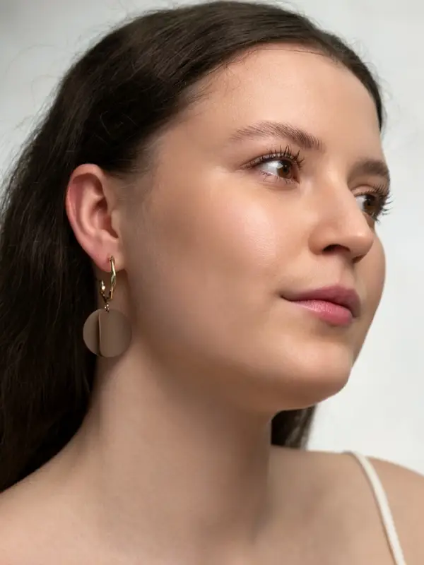 Серьги &laquo;Лепесточки на кольце&raquo;, коричневые в золоте