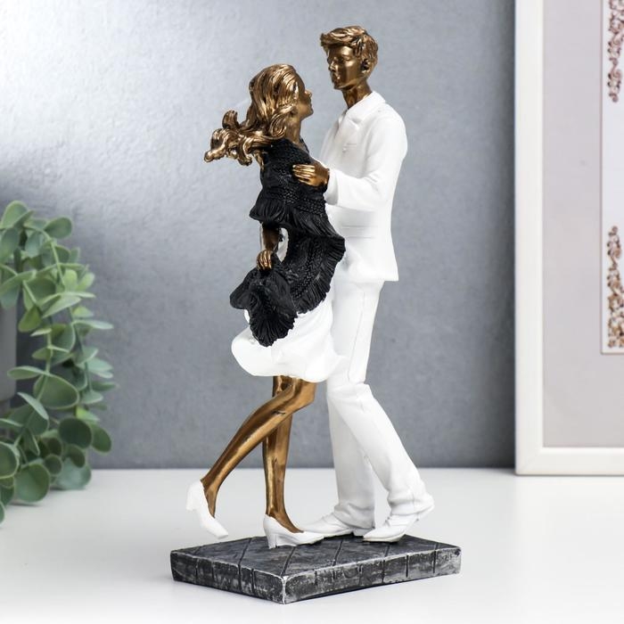 Сувенир полистоун Сувенир полистоун "Влюблённые в белой одежде, с палантином" 25х10х13 см