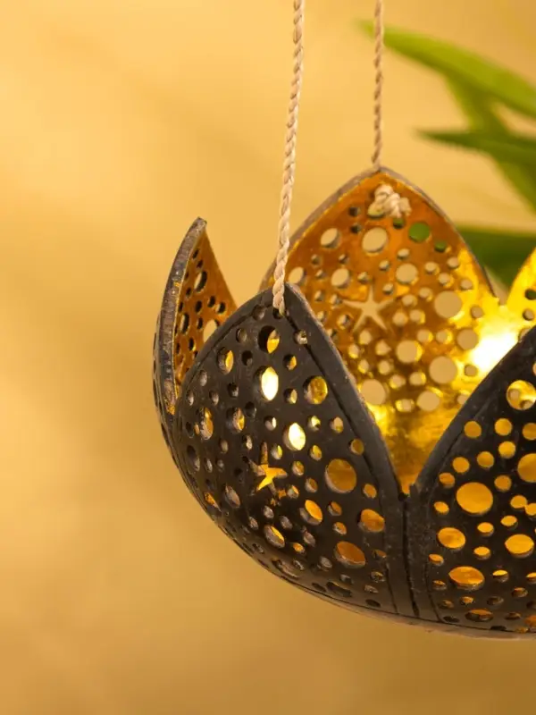 Подсвечник подвесной из кокоса «Бутон», 14×14×10 см, чёрно-золотой