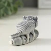 Сувенир "Кот лежит на колбасе" 4,2 см
