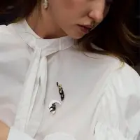 Значок &laquo;Кот&raquo;, на Луне, чёрно-белый в золоте