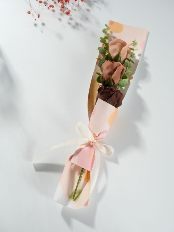 Букет из мыльных лепестков "Три розы с эвкалиптом" бежевый 8,5х7,4х38,6 см