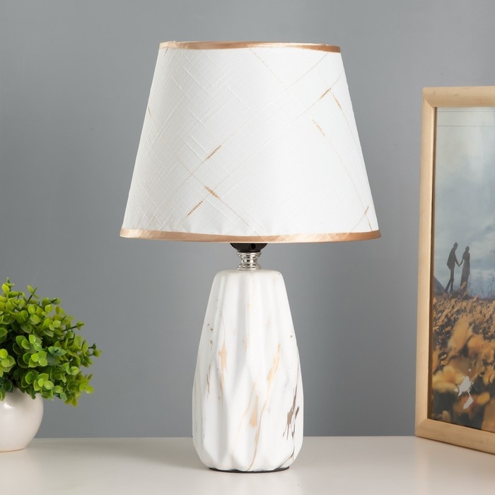 Настольная лампа Настольная лампа "Донра" Е27 40Вт белый золото 22х22х35см RISALUX