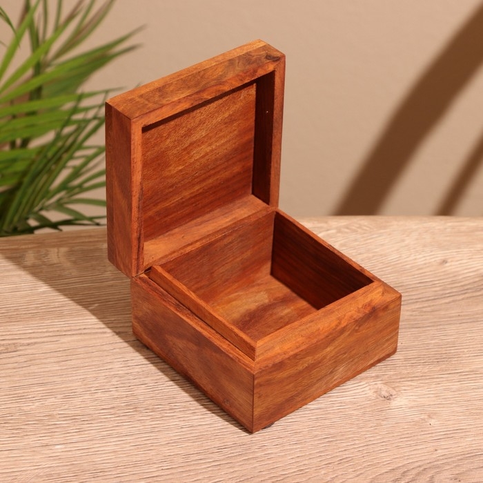 Шкатулка резная 10х10х6 см, дерево шишам Шкатулка резная 10х10х6 см, дерево шишам