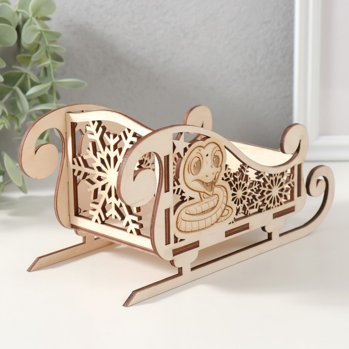 Шкатулка-сани  Шкатулка-сани "Змея. Снежинка." 19,5х9,5х10 см