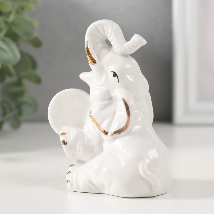 Сувенир керамика Сувенир керамика "Слон с монетой - рубль" белый с золотом 5,8х6,5х9,5 см