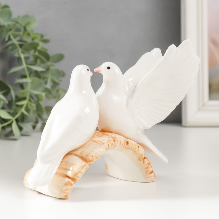 Сувенир керамика Сувенир керамика "Два белых голубя на мостике с розами" 9,5х12,5х6 см