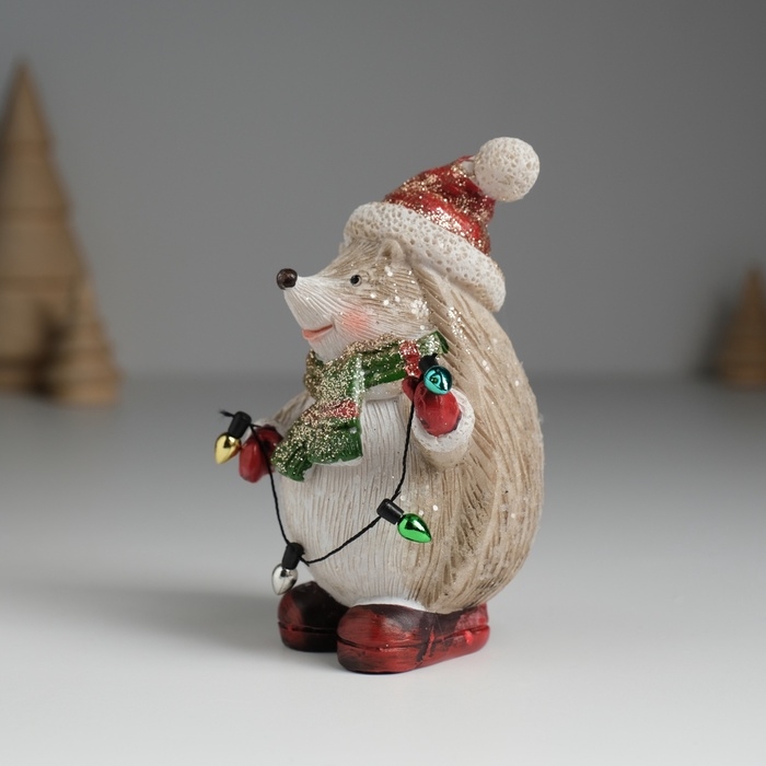 Сувенир полистоун  Сувенир полистоун "Ёжик в красном колпаке и зелёном шарфике" МИКС 6,5х6,5х10,2 см