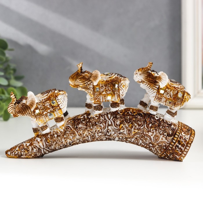 Сувенир полистоун Сувенир полистоун "Три белых слона с попоной из арабского ковра на роге" 9х4х17,5 см