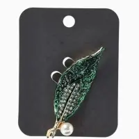 Брошь &laquo;Лист&raquo; жемчуг, стразы, цвет зелёный в золоте